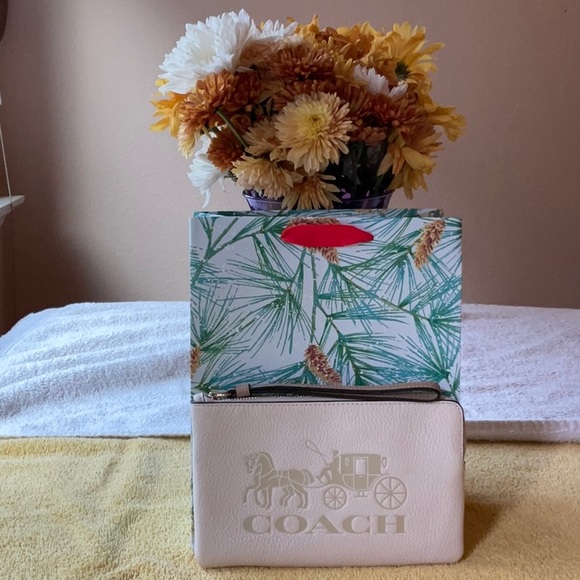 🐴 COACH LARGE CORNER WRISTLET WITH HORSE AND CARRIAGE 🐴 - Picture 2 of 16